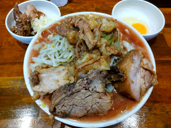 「ラーメン中＋豚１枚、生たまご､味付きアブラ」@ラーメンマルキの写真