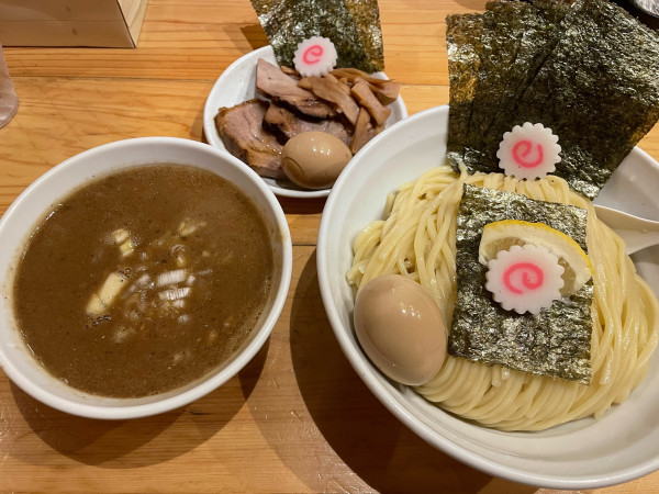 「特上煮干しつけ麺（特盛・特製トッピング）」@つけめん 蕾 本家の写真