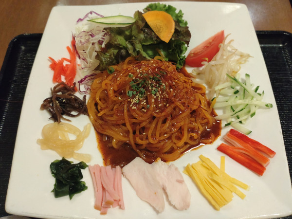 「冷やし中華　１２００円」@野菜ダイニング ほんのちょっとの写真