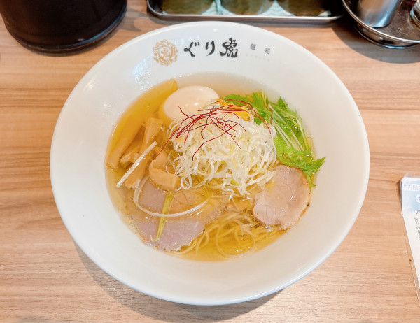 「鶏塩ラーメン+燻製味玉」@麺処ぐり虎 名古屋栄店の写真