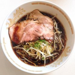 醤油ラーメン 890円