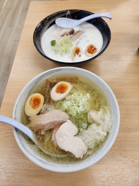 「特製清湯塩ラーメンと白湯塩ラーメン」@麺屋 鶏一匠 原市店の写真
