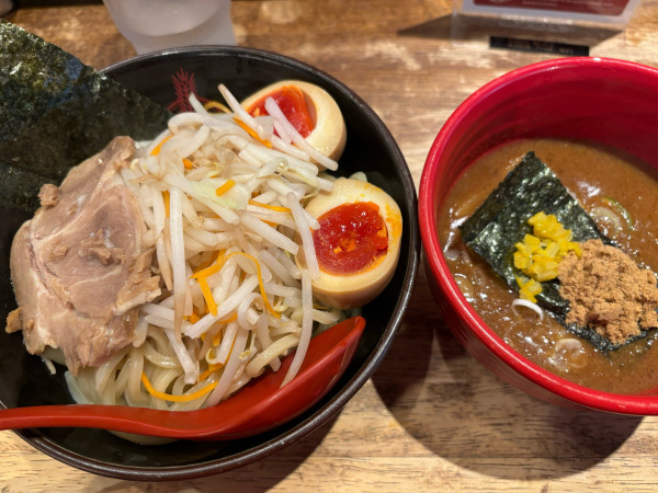 「全部乗せつけ麺」@つけ麺専門店 三田製麺所 新宿西口店の写真