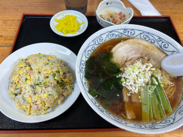 「ラーメン＆半チャーハンセット　950円」@中華らーめん 天宝の写真
