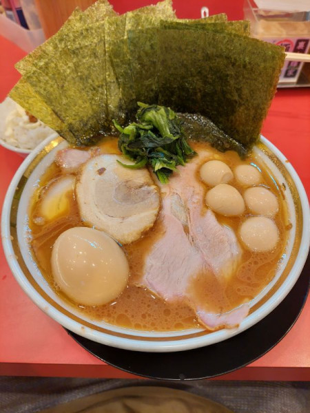 「裏チャーシューメン中+うずら、のり+ライス」@家系ラーメン 裏大輝家 青物横丁店の写真
