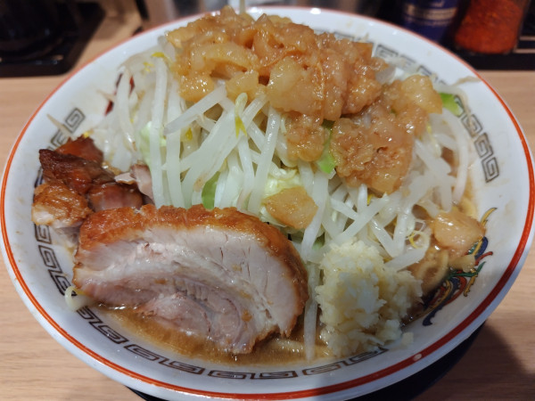 「小ラーメン　※ニンニクあり＆野菜、アブラ」@豚山 池袋西口店の写真