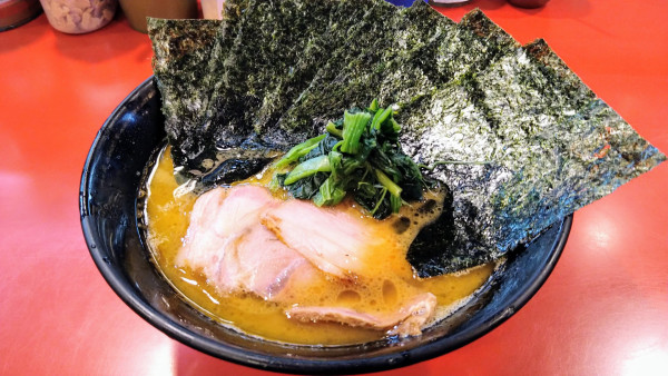 「ラーメン(味濃いめ･麺硬め)+海苔」@家系総本山 ラーメン吉村家の写真