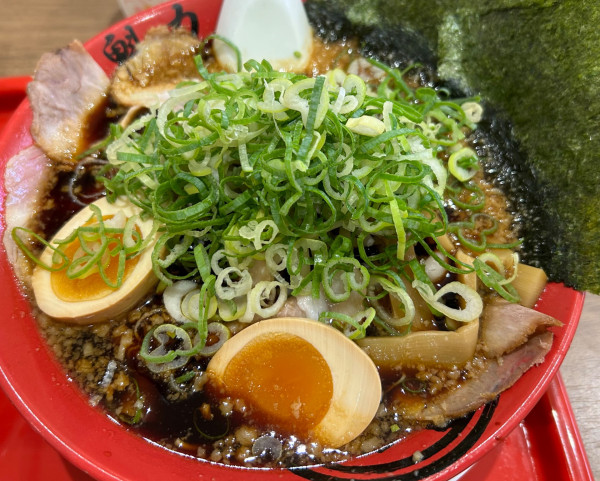 「京都漆黒醤油　全部のせらーめん」@ラーメン魁力屋 イオンモール日の出店の写真