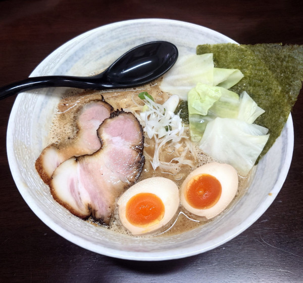 「豚骨醤油らーめん+(1080円)」@麺屋エイトの写真