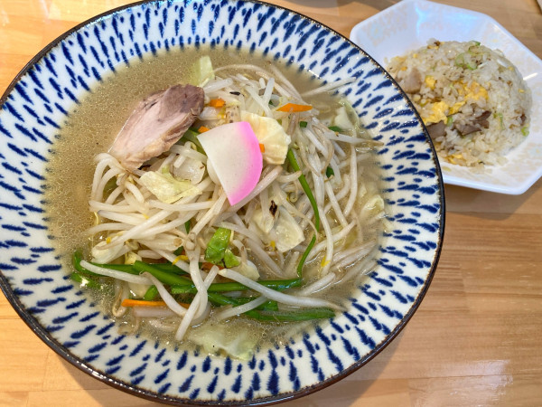 「タンメン塩 850円＋小チャーハン 300円（数量限定）」@ラーメン おとの写真
