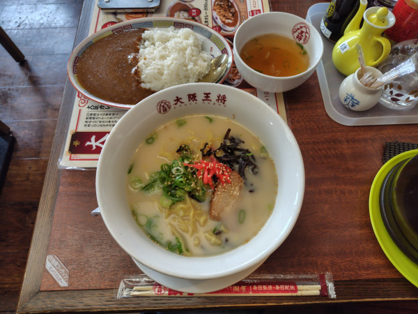 「とんこつラーメン690円、ちょい盛りサイズ大阪カレー490円」@大阪王将 鳥取吉成店の写真