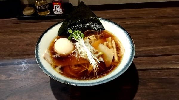 「中華蕎麦　醤油（９００円）＋味玉（１５０円）」@中華蕎麦 かくれんぼの写真