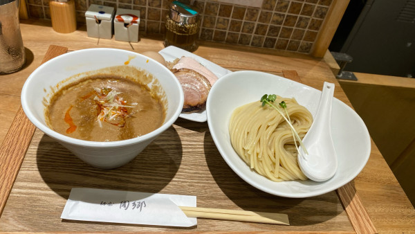 「特製赤つけ麺（辛さ少なめ）¥1,300」@麺屋 周郷 神田店の写真