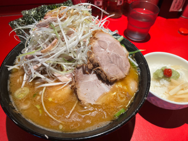 「チャーシューメン中+ネギチャーシュー+特上チャーシュー 半ライス」@厚木家の写真