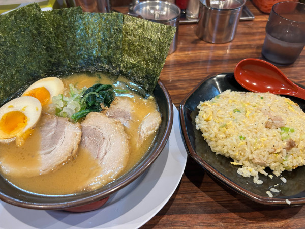 「豚骨味噌1130円、半チャーハンセット300円」@清六家 つくばキュート店の写真