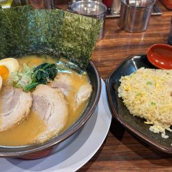 豚骨味噌1130円、半チャーハンセット300円