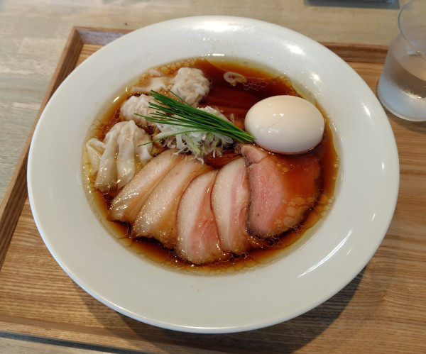 「特製中華蕎麦 1700円 ワンタン2個 200円」@宍道湖しじみ中華蕎麦 琥珀 東京本店の写真