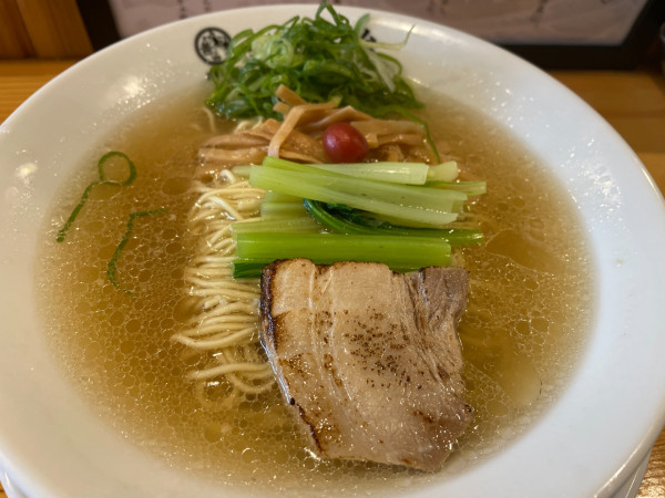 「淡麗　塩らぁ麺：900円」@らぁ麺 善治 郡山店の写真