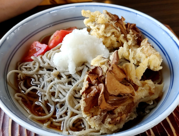 「冷しぶっかけ舞茸蕎麦（1,045円）」@どんまいじゃんの写真