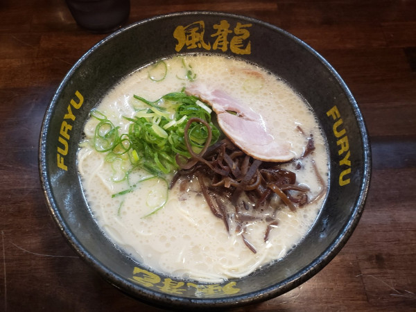 「とんこつラーメン」@とんこつラーメン 博多風龍 大宮東口駅前店の写真