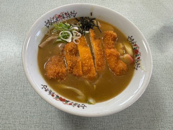 「カツのせカレー中華そば980円」@お食事処 三勝屋の写真