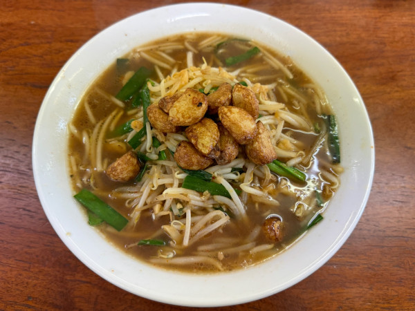 「ベトコンラーメン1050円＋にんにく大盛り350円」@香蘭の写真