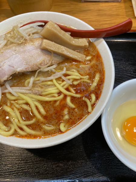 「辛味噌ラーメン、生卵」@味噌麺処 花道庵の写真