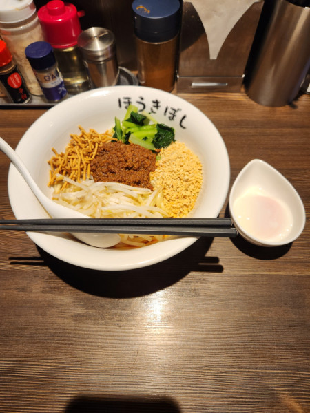 「温玉汁なし担々麺」@自家製麺 ほうきぼし 赤羽駅前店の写真