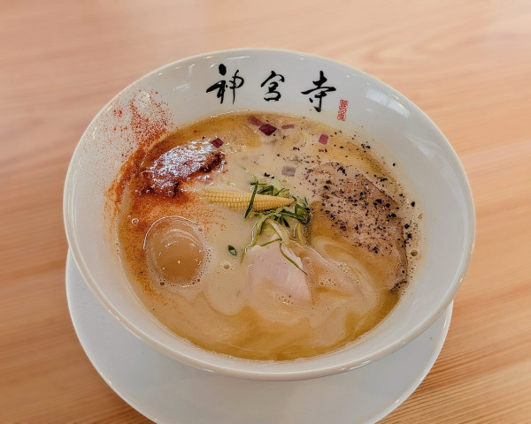「味玉入り二層泡鶏白湯らぁ麺 赤」@二層泡鶏白湯 神宮寺の写真
