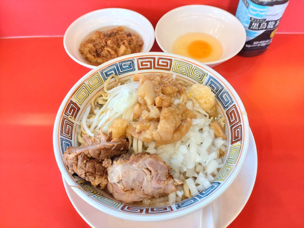 「ラーメン＋豚入りアブラ＋生玉子」@ラーメン金剛の写真