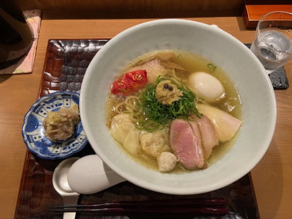 「特製 塩そば（手揉み麺）＋焼売1個」@饗 くろ㐂の写真