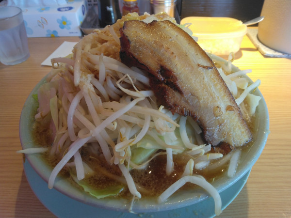 「ごめんね二郎900円味濃いめ野菜多め背脂多め」@ごめんね、二郎 加古川店の写真