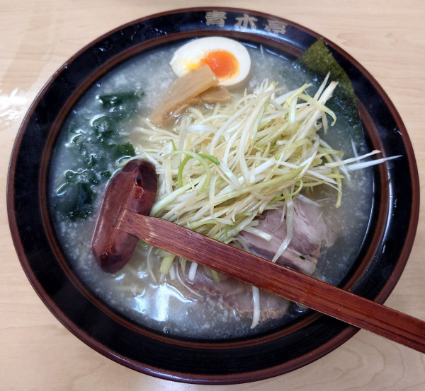 「定番ネギチャーシュー塩(小、950円)」@ラーメン青木亭 越谷店の写真