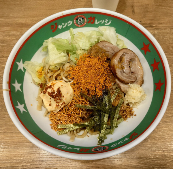 「パワフル冷しまぜそば+豚1枚(1040円)」@ジャンクガレッジ 大宮駅前店の写真