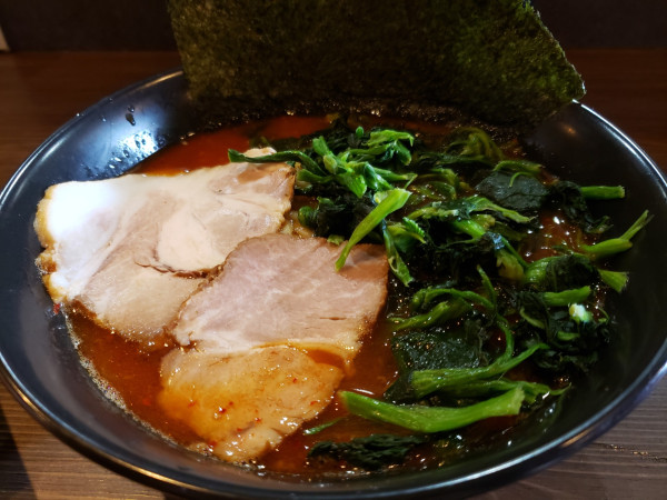 「美辛ラーメン2辛、ほうれん草トッピング」@ラーメン 萩原家 藤沢店の写真