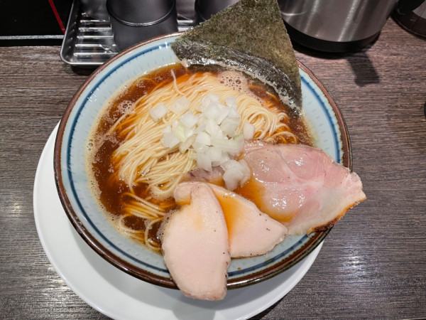 「淡麗煮干しそば＋大盛り」@らーめん四恩 堀江店の写真