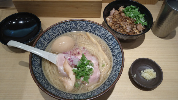 「上州地鶏こってり背脂中華そば」@地鶏と蟹 中華そば 礎の写真