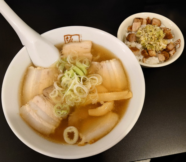 「らーめん+ねぎ塩炙り焼豚ご飯」@喜多方ラーメン 坂内 木場店の写真