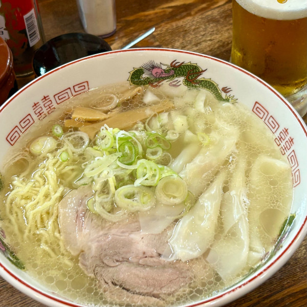 「ワンタン中華そば（塩）＋キリン一番搾り中ジョッキ」@らあめん 寸八 総本店の写真