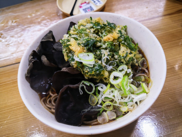 「春菊天そば+きくらげ(600円)」@そば処 二葉 神田駅南口店の写真