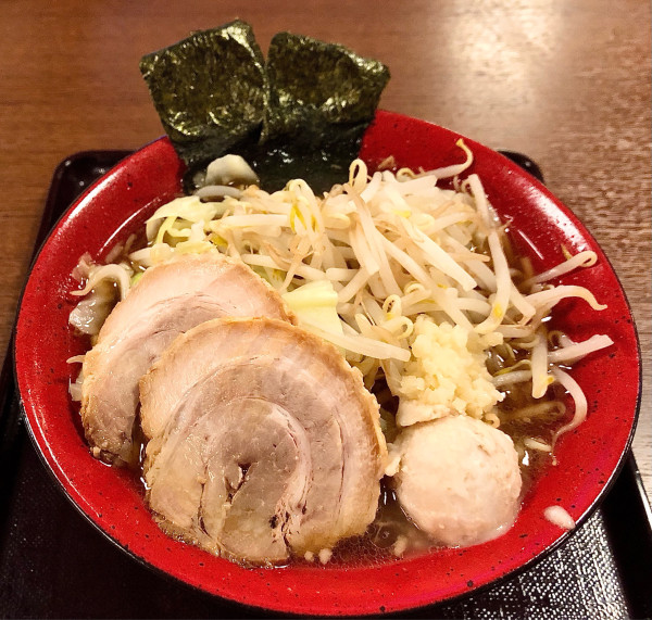 「背脂にんにくラーメン1290円」@万葉倶楽部 横浜みなとみらい お食事処の写真