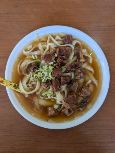 「牛肉バラ煮込み湯麺（刀削麺変更）」@中華料理 鴻運の写真