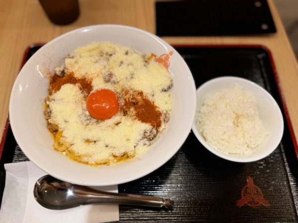 「期間限定 白い灼熱禁断のチーズ油そば 1380円」@つけ麺専門店 三田製麺所 恵比寿店の写真