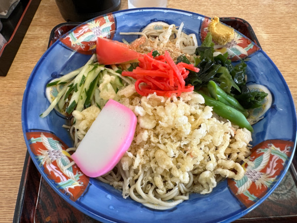 「冷したぬきそば（並盛）900円」@すかや 鶴見支店の写真