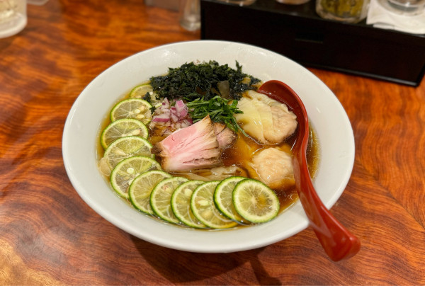 「【限定】酢橘の冷やしそば（太麺）¥1300、海老ワンタン¥250」@三馬路 東京店の写真