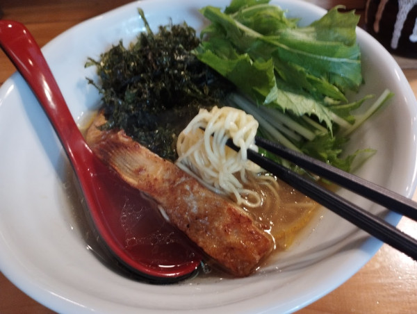 「炭焼きハラスらーめん塩(900)」@らーめん白椿の写真