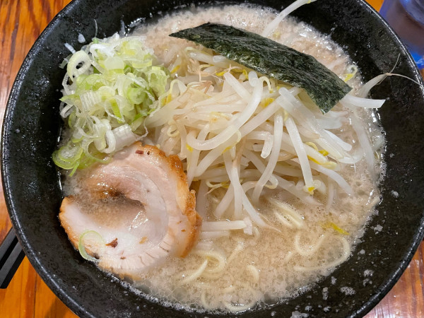 「塩豚骨ラーメン　細麺変更大盛ランチ無料」@らあ麺 やったる 新宿店の写真