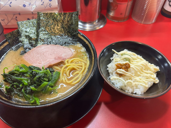 「ラーメン900円、半ライス100円」@とらきち家 光の写真