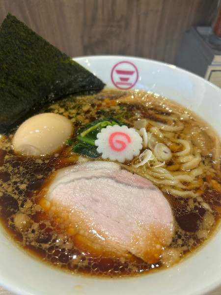 「生姜醤油ラーメン+味玉」@横浜中華そば 維新商店 みなとみらい店の写真