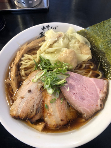 「醤油そば大盛、炭火炙りチャーシュー、ワンタン」@中華そば 秋山の写真